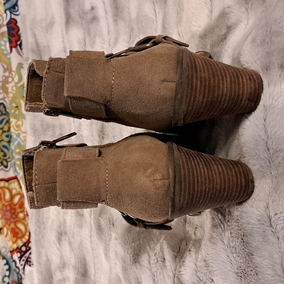 Dolce Vita suede bootie with side zip - Picture 5 of 9